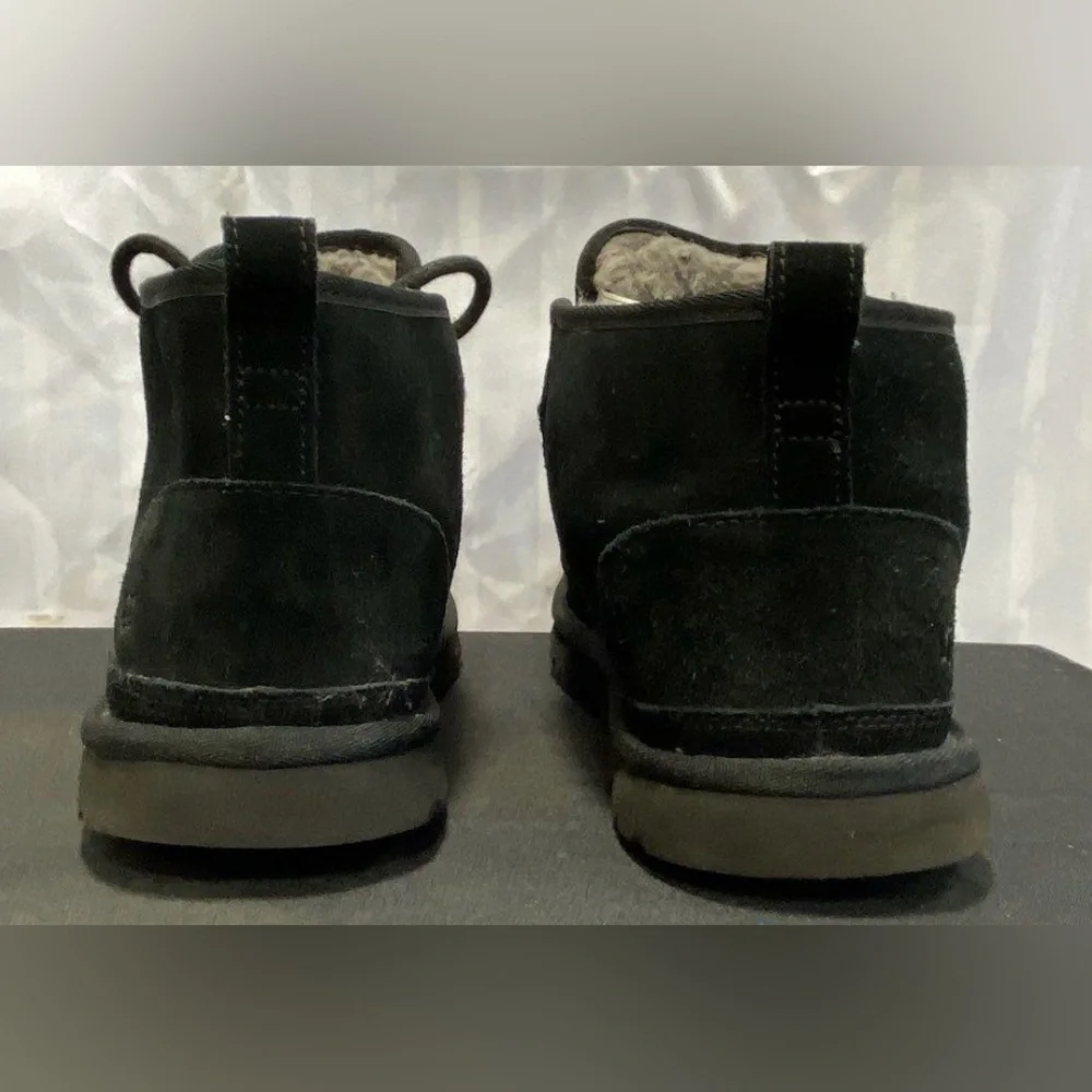 🖤 UGG Neumel Chukka Boots Men’s Size 10 – Black Sheepskin Suede 🖤